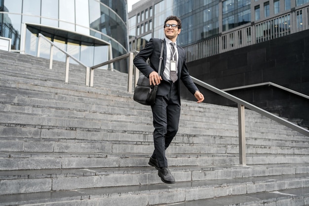 Ein männlicher Manager im Business-Anzug geht mit einer Aktentasche ins Büro