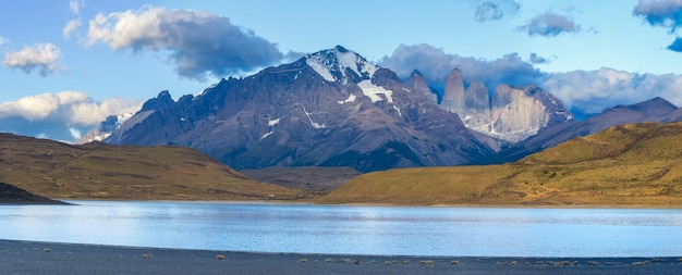 Ein majestätischer Gebirgszug und ein ruhiger See in der Dämmerung