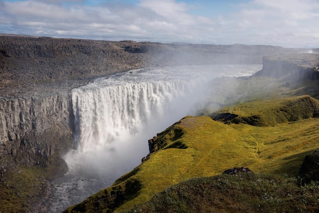 Ein majestätischer Regenbogen über dem Wasserfall Dettifoss in Island an einem Frühlingstag