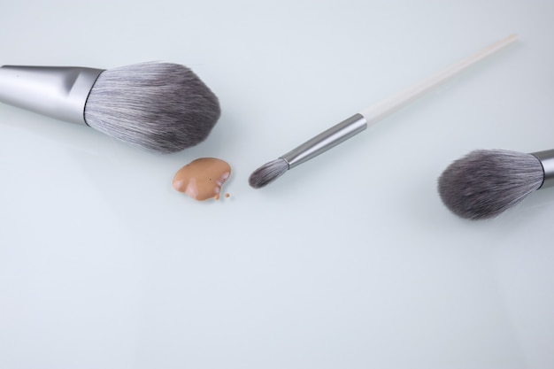 ein Make-up Pinsel und ein Tropfen Foundation für das Gesicht