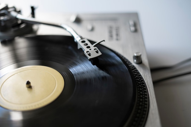 Ein Makro Nahaufnahme Plattenspieler Nadel spielt die Vinyl-Disc, altmodische Retro-Musik-Player