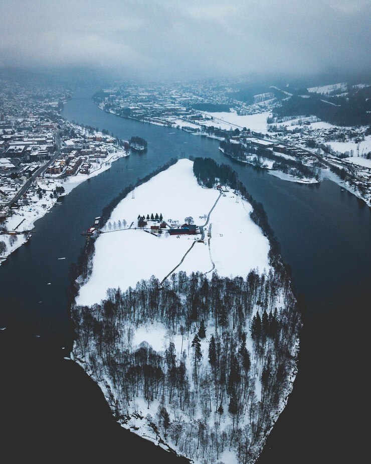 Foto ein malerischer blick auf das gefrorene meer gegen den himmel im winter