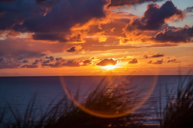 Ein malerischer Blick auf das ruhige Meer gegen den Himmel beim Sonnenuntergang
