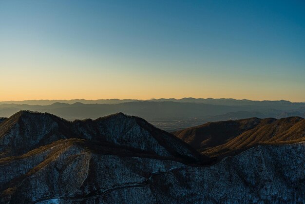 Foto ein malerischer blick auf die dramatische landschaft gegen den himmel beim sonnenuntergang