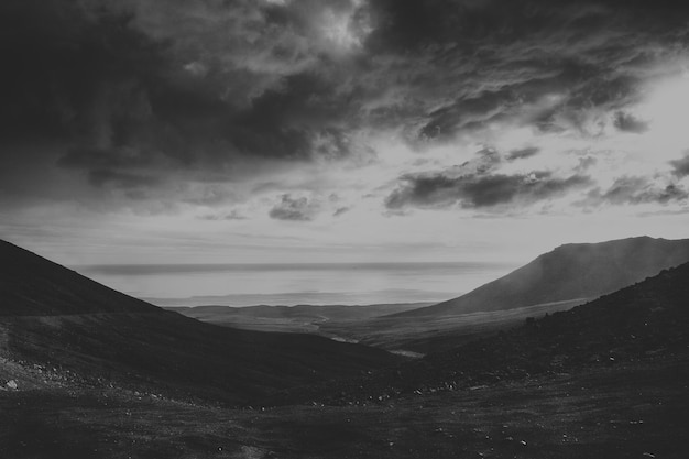 Ein malerischer Blick auf die dramatische Landschaft vor dem Himmel