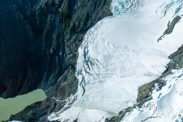 Foto ein malerischer blick auf die schneebedeckten berge im winter