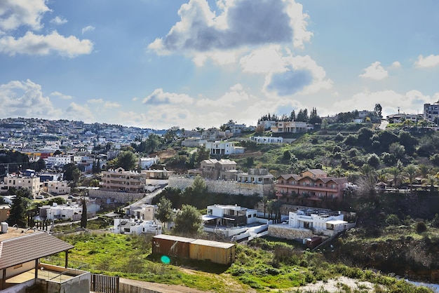 Ein malerischer Blick auf eine Stadt auf dem Land mit einem blauen Himmel und weißen Wolken im Hintergrund