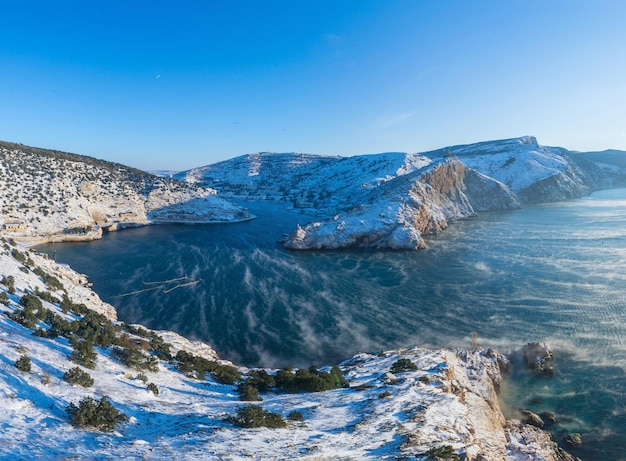 Foto ein malerischer panoramablick auf die im winter schneebedeckte balaklava-bucht, die ruinen der genuesen