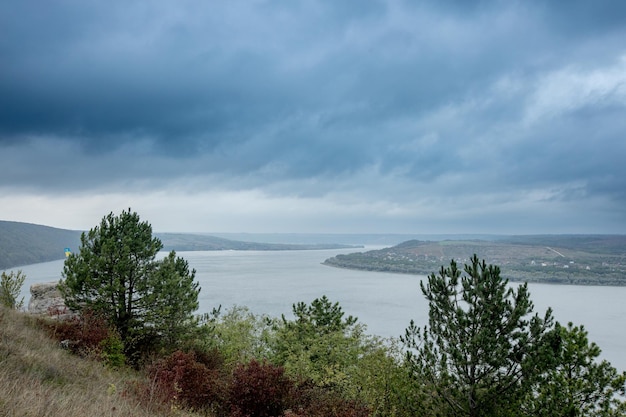 Ein malerischer Schluchtfluss, an dessen Ufern Nadelbäume wachsen Blauer Himmel über dem Fluss Naturlandschaft