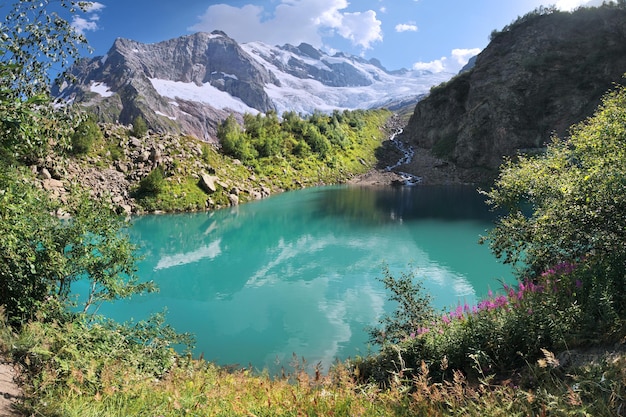 Ein malerischer See im Kaukasus Dombay