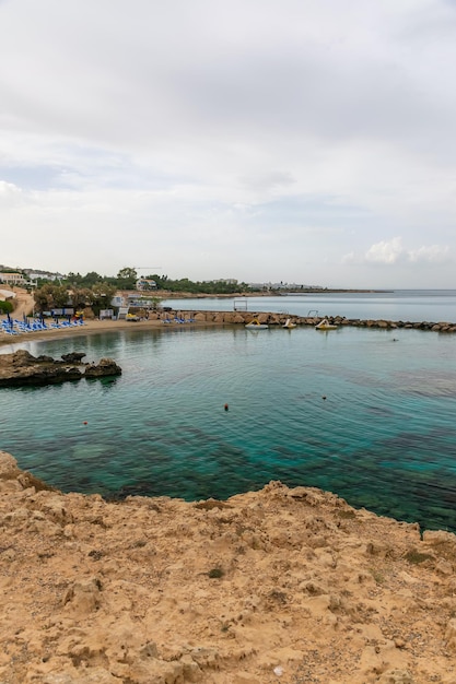 Ein malerischer Strand mit kristallklarem Wasser liegt am Ufer des Mittelmeers