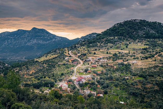 ein malerisches Dorf inmitten der majestätischen Berge der Türkei, wo die Landschaft mit einer lebendigen Landwirtschaft gedeiht