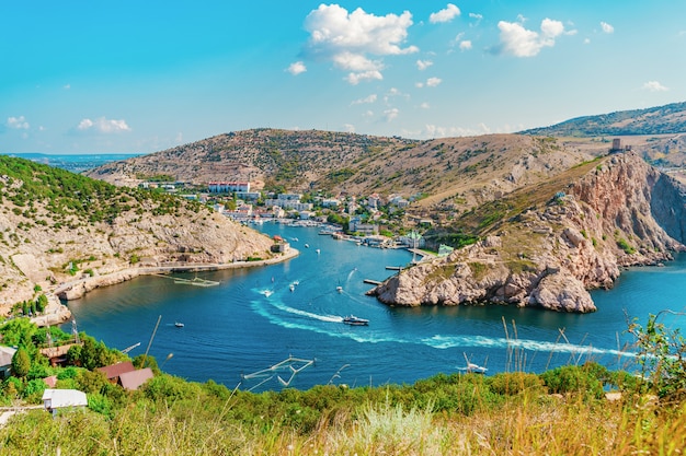 Foto ein malerisches panorama der balaclava-ansicht mit yachten und einer bunten bucht im sommer postkartenansicht