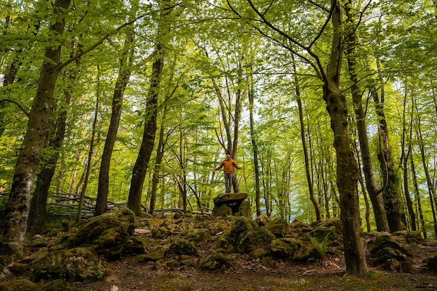 Ein Mann am Aitzetako Txabala Dolmen im Baskenland Errenteria Gipuzkoa