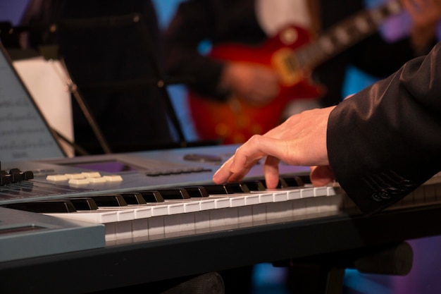 Ein Mann an einem Synthesizer spielt Musik für Gäste