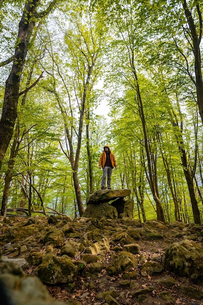 Ein Mann auf dem Aitzetako Txabala Dolmen im Baskenland im Frühjahr Errenteria Gipuzkoa