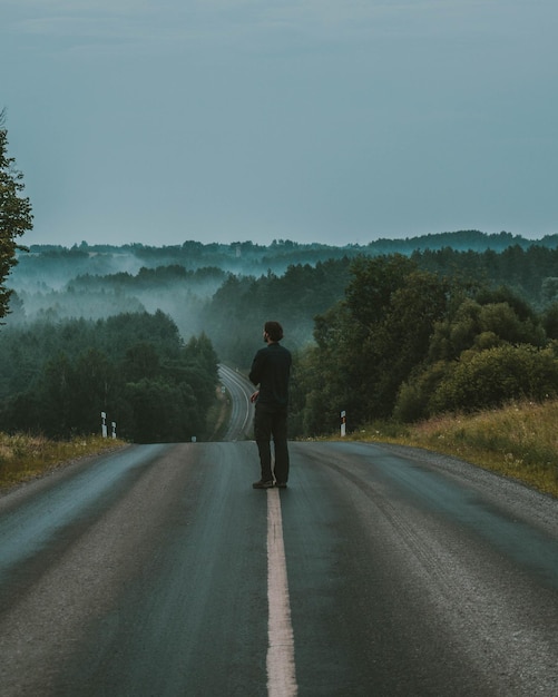 Foto ein mann auf der straße nach einem starken regen