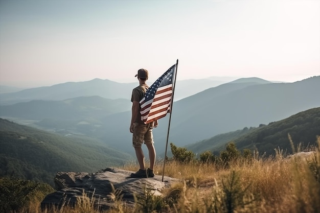 Ein Mann auf einem Berg mit einer amerikanischen Flagge