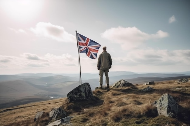 Ein Mann auf einem Berg mit einer Flagge des Vereinigten Königreichs