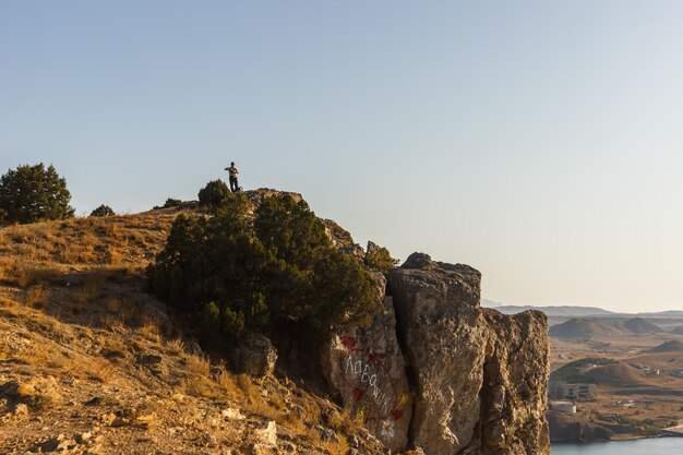 Ein Mann auf einem Felsen an der Schwarzmeerküste bei Sudak