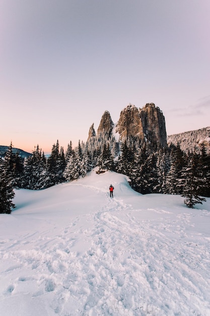 Ein Mann auf einem schneebedeckten Berg gegen den Himmel