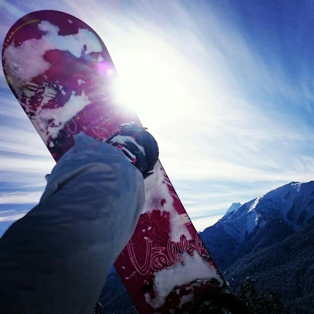 Foto ein mann auf einem snowboard in der luft