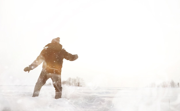 Ein Mann auf einem Spaziergang. Winterlandschaft. Tourist in der Winterreise.