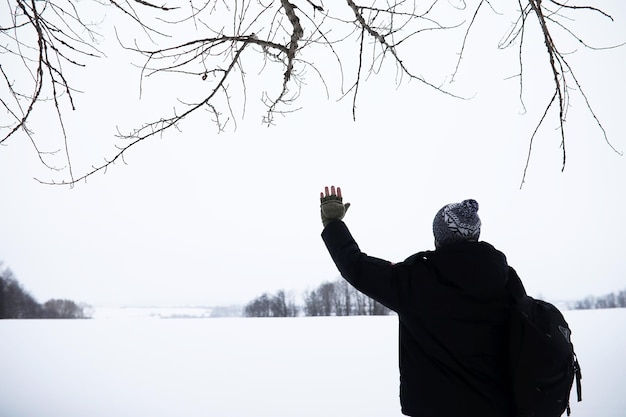 Ein Mann auf einem Spaziergang. Winterlandschaft. Tourist in der Winterreise.