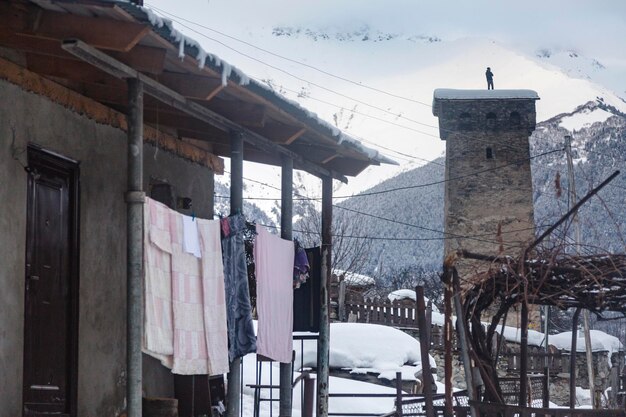 Ein Mann auf einem Turm inmitten der alten Ruinen der Svan-Stadt Mestia Svaneti