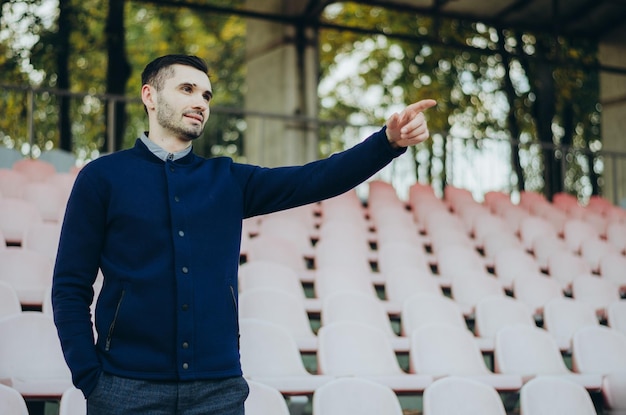 ein Mann auf einer Sporttribüne