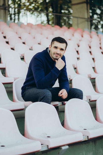 ein Mann auf einer Sporttribüne