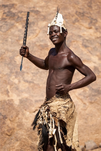 Ein Mann aus dem Stamm der Damara in traditioneller Kleidung im Damaraland Namibia