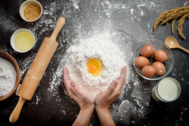 Ein Mann backt hausgemachte Bäckerei