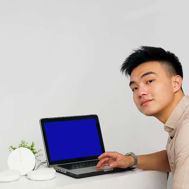 Ein Mann benutzt einen Laptop mit einem blauen Bildschirm.