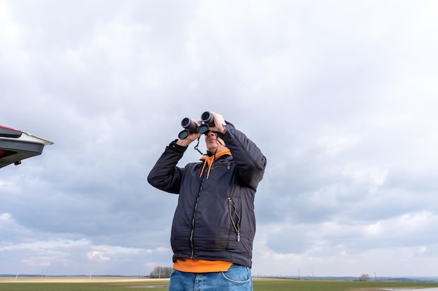 Foto ein mann beobachtet wilde tiere und vögel durch ein fernglas