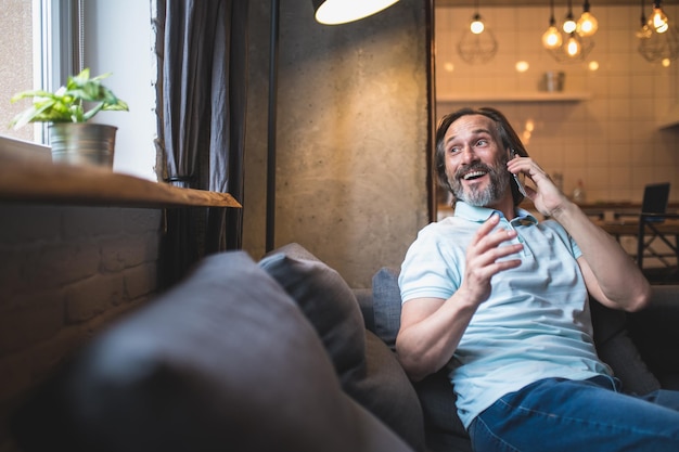 Ein Mann, der am Telefon spricht und aufgeregt aussieht