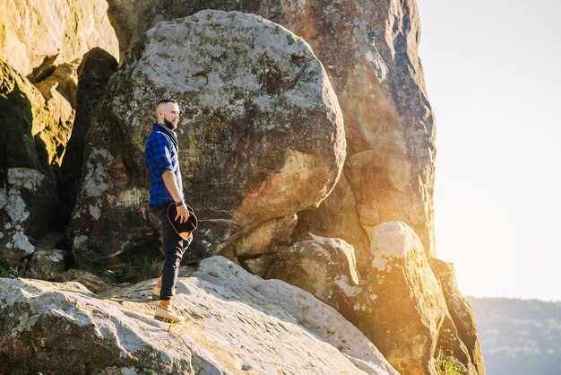 Ein Mann, der auf den Felsen steht