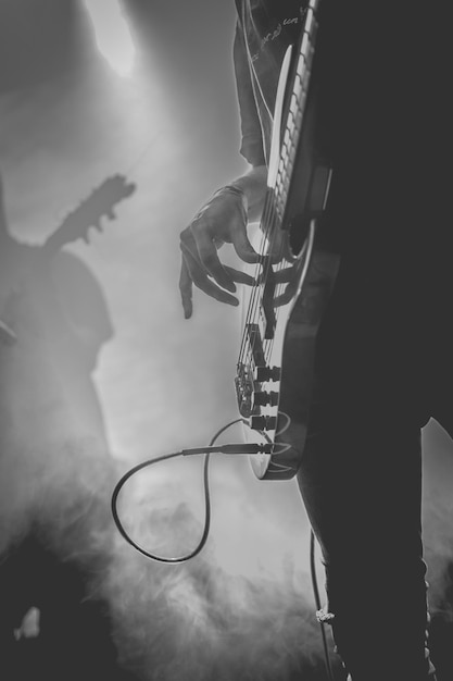 Foto ein mann, der auf der bühne gitarre spielt