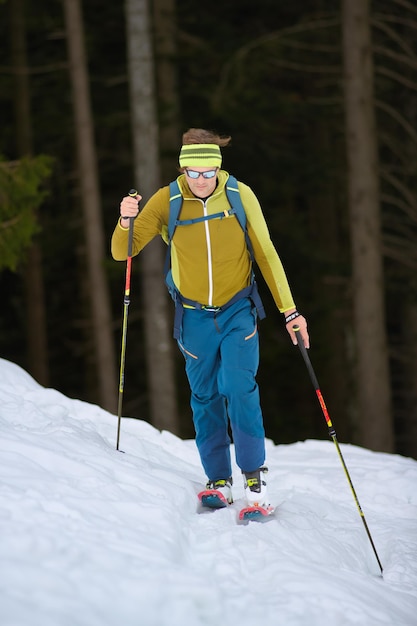 Foto ein mann, der bergski fährt, geht bergauf