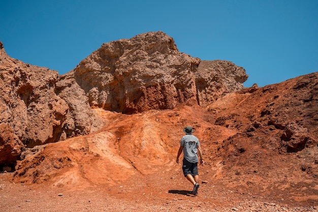 Ein Mann, der den Golden Canyon Trail und die roten Steine, Kalifornien, beginnt. Vereinigte Staaten