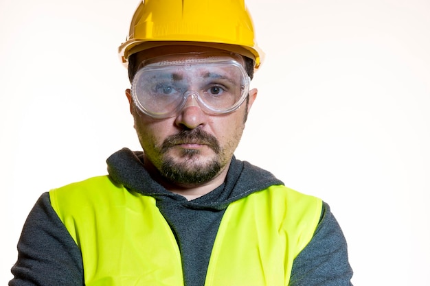 ein Mann, der eine Arbeit ohne Wissen machen will, eine Arbeit ohne Erfahrung. Machen Sie es sich selbst, Mann in gelbem Bauhelm mit Schutzbrille, der bereit ist, mit den Bauarbeiten zu beginnen