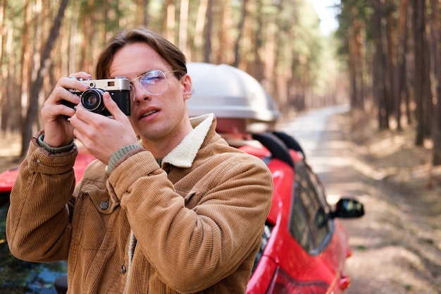 Ein Mann, der Fotos auf einem Roadtrip macht