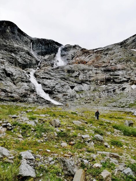 Ein Mann, der gegen Berge geht