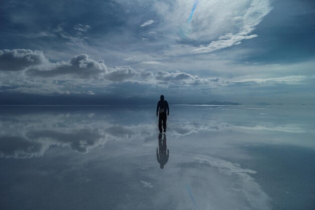 Foto ein mann, der im meer gegen den himmel watet