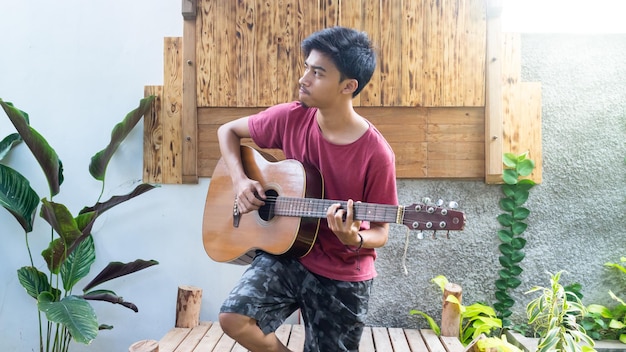 Ein Mann, der im Park Gitarre spielt