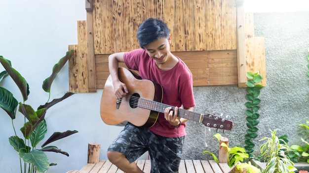 Ein Mann, der im Park Gitarre spielt