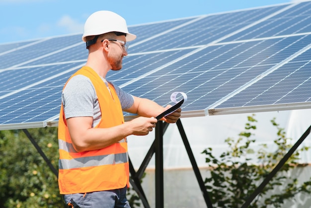 Ein Mann, der im Solarkraftwerk arbeitet