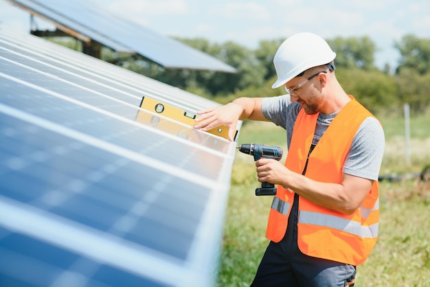 Ein Mann, der im Solarkraftwerk arbeitet