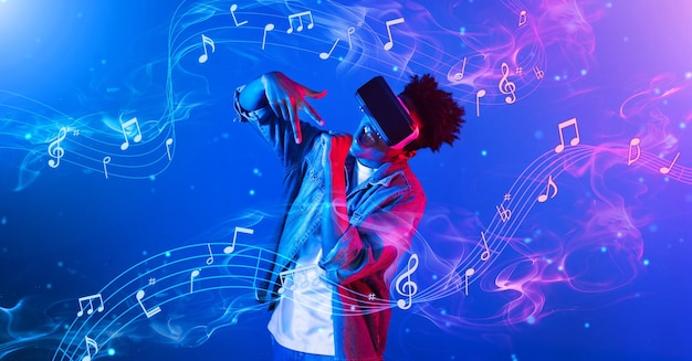 Ein Mann, der mit einer VR-Brille singt und von Musiknoten umgeben ist