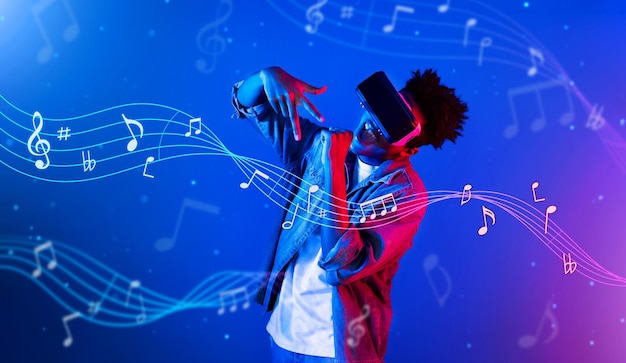 Ein Mann, der mit einer VR-Brille singt und von Musiknoten umgeben ist